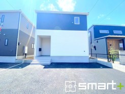 ～スタイリッシュな外観～
・ホワイトに重厚感ある濃い目のカラーの指し色によって、スタイリッシュでオシャレな外観に。
・ホワイトとグレーのツートンカラーでオシャレな外観です。