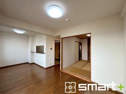 ～オプション施行もお任せください～
・フローリングの変色など劣化を軽減し、水をこぼした場合などにも防いでくれるフロアコーテイングが人気となっております。
・オプション施行もお任せください。
