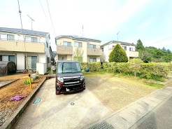 ～明るさを感じる外観～
・外壁は２トーンカラーを採用し、デザイン性に優れた見た目となっております。
・帰宅した際にホッと感じるような飽きのこない外観。ぜひ現地でご確認くださいませ。
