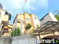 ～明るさを感じる外観～
・外壁は２トーンカラーを採用し、デザイン性に優れた見た目となっております。
・帰宅した際にホッと感じるような飽きのこない外観。ぜひ現地でご確認くださいませ。
