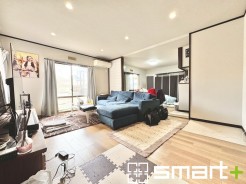 ～穏やかな陽の入るＬＤＫ～
・大きな窓のあるＬＤＫは陽当りも良好で明るい空間となっております。
・ご家族団らんなど過ごす時間の多いＬＤＫが明るいのは嬉しいポイントですね。
