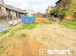 ～閑静な住宅街の立地～
・周辺は閑静な住宅街となっておりますので、静かな暮らしをご実現いただけます。
・前面道路の交通量も多くないので、小さなお子様がいるご家庭でもご安心ですね。
