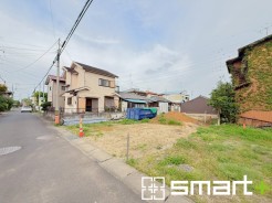 ～十分な広さのある前面道路～
・前面道路は約4.0ｍございますので、お車でのすれ違いも可能で余計なストレスがかかりません。
・日々お車での移動が多い方には大切なポイントですね。
