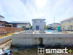 ～ベタ基礎でしっかりとした土台～
・コンクリートの中に鉄筋を配し強度を高めた「ベタ基礎」を採用。
・しっかりとした土台を造ったうえで、その上に建物が築造されていきます。
