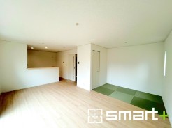 ~畳コーナーのあるLDK~
住まいに自然な調和をもたらす畳のスペースが、日々の暮らしに心地よい安らぎと、無垢な広がりを感じさせるゆとりのある空間を演出しています