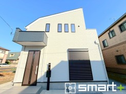 ～シンプルかつオシャレな白い外観～
・外壁をホワイトカラーにする事でクラシカルな印象の外観になりますね。
・高級感も出るので毎日家に帰るのが誇らしくなります。ぜひ現地でご確認くださいませ。
