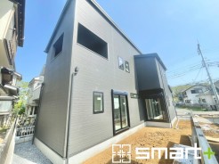 ～完成物件もご案内可能～
・ご案内時には実際の立地に加え、同メーカー・同仕様の完成物件もご案内可能です。
・ぜひ現地と建物をご覧いただき、具体的にイメージしてみてくださいませ。
(１号棟)