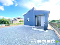 ～シックな色彩の外観を採用～
・外壁に濃い色を採用する事でモダンな印象のシックな外観となっております。
・高級感も出るので毎日家に帰るのが誇らしくなります。ぜひ現地でご確認くださいませ。
