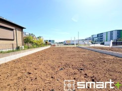 ～閑静な住宅街の立地～
・周辺は閑静な住宅街となっておりますので、静かな暮らしをご実現いただけます。
・前面道路の交通量も多くないので、小さなお子様がいるご家庭でもご安心ですね。
