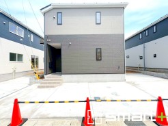 ~明るさを感じる外観~
・外壁は2トーンカラーを採用し、デザイン性に優れた見た目となっております。
・帰宅した際にホッと感じるような飽きのこない外観。ぜひ現地でご確認くださいませ。