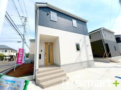 ～明るさを感じる外観～
・外壁は２トーンカラーを採用し、デザイン性に優れた見た目となっております。
・帰宅した際にホッと感じるような飽きのこない外観。ぜひ現地でご確認くださいませ。
