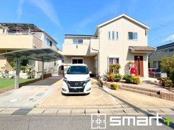 ～閑静な住宅街の立地～
・周辺は閑静な住宅街となっておりますので、静かな暮らしをご実現いただけます。
・前面道路の交通量も多くないので、小さなお子様がいるご家庭でもご安心ですね。
