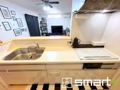 ～使い勝手の良いシステムキッチン～
・料理がしやすい設計のキッチンでお料理もはかどりますね。
・もちろんキッチン下部は収納になっておりますので、フライパンなども収納可能です。
