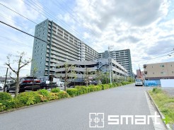 ～閑静な住宅街の立地～
・周辺は閑静な住宅街となっておりますので、静かな暮らしをご実現いただけます。
・前面道路の交通量も多くないので、小さなお子様がいるご家庭でもご安心ですね。
