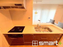 ～人気のカウンターキッチン～
・キッチンは人気のカウンタータイプを採用。「ご家族の顔が見える」造りです。
・蛇口に浄水器が内蔵されているなど機能面でも優れた仕様です。
