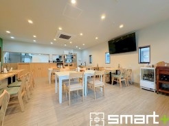 温かみのある木材と明るい照明が心地よい空間は、ゆったりとくつろげる雰囲気に満ちています。座席数の多い1階店舗として、様々なシーンで活用できるこの場所は、訪れる人々に穏やかなひとときを提供します
