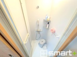 清潔感あふれる空間に、日々の疲れを癒すリフレッシュタイムを。シンプルながらも機能的なシャワールームは、心地よいひとときをお約束します
