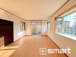 ～穏やかな陽の入るＬＤＫ～
・大きな窓のあるＬＤＫは陽当りも良好で明るい空間となっております。
・ご家族団らんなど過ごす時間の多いＬＤＫが明るいのは嬉しいポイントですね。
