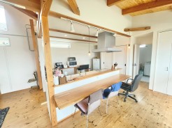 ～広々キッチンスペース～
・キッチンスペースは余裕のある広さとなっており、キッチン内のでのすれ違いも楽々。
・お料理や洗い物がしやすい設計となっております。
