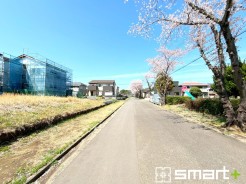 ～閑静な住宅街の立地～
・周辺は閑静な住宅街となっておりますので、静かな暮らしをご実現いただけます。
・前面道路の交通量も多くないので、小さなお子様がいるご家庭でもご安心ですね。
