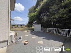 ～広々したお庭のある邸宅～
・余裕の敷地には広いお庭もご用意。
・ガーデニングや安らぎの空間として、倉庫を置いたりと様々な活用が可能です。
・人工芝の敷設などもお気軽にご相談くださいませ。
