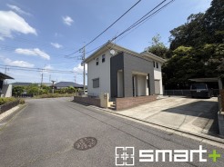 ～閑静な住宅街の立地～
・周辺は閑静な住宅街となっておりますので、静かな暮らしをご実現いただけます。
・前面道路の交通量も多くないので、小さなお子様がいるご家庭でもご安心ですね。
