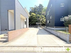 ～駐車場は４台分ご用意～
・駐車場は４台分ございますので、車通勤の方や複数台お持ちの方にもお勧めのお住まいです。
・ご来客の際も安心の余裕の敷地です。
