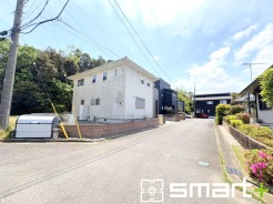 ～閑静な住宅街の立地～
・周辺は閑静な住宅街となっておりますので、静かな暮らしをご実現いただけます。
・前面道路の交通量も多くないので、小さなお子様がいるご家庭でもご安心ですね。
