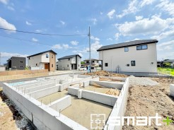 ～ベタ基礎でしっかりとした土台～
・コンクリートの中に鉄筋を配し強度を高めた「ベタ基礎」を採用。
・しっかりとした土台を造ったうえで、その上に建物が築造されていきます。
