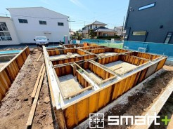 ～ベタ基礎でしっかりとした土台～
・コンクリートの中に鉄筋を配し強度を高めた「ベタ基礎」を採用。
・しっかりとした土台を造ったうえで、その上に建物が築造されていきます。
(１号棟)