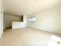 ~窓からはたっぷりの陽光~
・穏やかな陽だまりに包まれる居心地の良いLDKは、ご家族が自然と集まる憩いのスペースに。
・家事をしながらリビング全体が見渡せるカウンターキッチンも魅力。