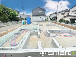 ～ベタ基礎でしっかりとした土台～
・コンクリートの中に鉄筋を配し強度を高めた「ベタ基礎」を採用。
・しっかりとした土台を造ったうえで、その上に建物が築造されていきます。
