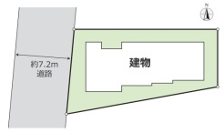 道路から程よい距離を保ち、緑豊かな環境と調和する建物。静かで穏やかな日常を彩る、ゆとりのある暮らしを育む空間です
