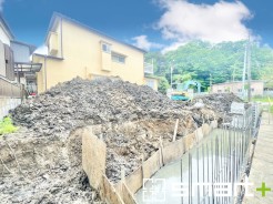 ～ベタ基礎でしっかりとした土台～
・コンクリートの中に鉄筋を配し強度を高めた「ベタ基礎」を採用。
・しっかりとした土台を造ったうえで、その上に建物が築造されていきます。
