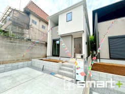 ～明るさを感じる外観～
・外壁は２トーンカラーを採用し、デザイン性に優れた見た目となっております。
・帰宅した際にホッと感じるような飽きのこない外観。ぜひ現地でご確認くださいませ。
(１号棟)