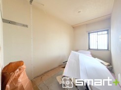 ～収納豊富な洋室～
・各居室に備え付けの収納をご用意。タンスなどを置く場合と比べ出っ張らないので部屋の中を有効のご活用いただけます。
・収納の広さなどぜひ現地でご確認くださいませ。
