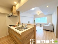 ～
～使い勝手の良いシステムキッチン～
・料理がしやすい設計のキッチンでお料理もはかどりますね。
・もちろんキッチン下部は収納になっておりますので、フライパンなども収納可能です。
