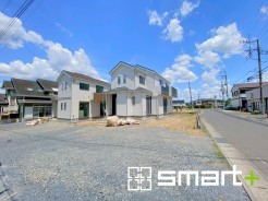 ~閑静な住宅街の立地~
・周辺は閑静な住宅街となっておりますので、静かな暮らしをご実現いただけます。
・前面道路の交通量も多くないので、小さなお子様がいるご家庭でもご安心ですね。