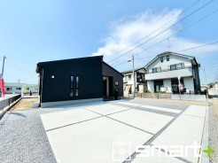 ～駐車場は４台分ご用意～
・駐車場は４台分ございますので、車通勤の方や複数台お持ちの方にもお勧めのお住まいです。
・ご来客の際も安心の余裕の敷地です。
