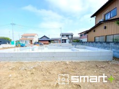 ～ベタ基礎でしっかりとした土台～
・コンクリートの中に鉄筋を配し強度を高めた「ベタ基礎」を採用。
・しっかりとした土台を造ったうえで、その上に建物が築造されていきます。
