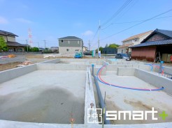 ~ベタ基礎でしっかりとした土台~
・コンクリートの中に鉄筋を配し強度を高めた「ベタ基礎」を採用。
・しっかりとした土台を造ったうえで、その上に建物が築造されていきます。