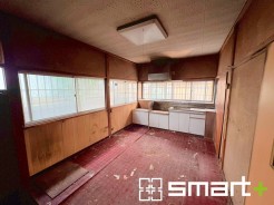 ～広々キッチンスペース～
・キッチンスペースは余裕のある広さとなっており、キッチン内のでのすれ違いも楽々。
・お料理や洗い物がしやすい設計となっております。
