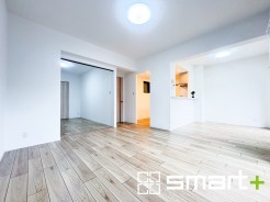 ~窓からはたっぷりの陽光~
・穏やかな陽だまりに包まれる居心地の良いLDKは、ご家族が自然と集まる憩いのスペースに。
・出来立てのお料理を運ぶのにも、後片付けもラクラクのカウンターキッチン。