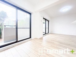 ~窓からはたっぷりの陽光~
・大きな窓から明るい陽光が舞い込みお部屋全体を心地のよい空間に。
・柔らかみのあるナチュラルカラーで、家具やカーテンの色も選びやすいですね。