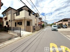 ～十分な広さのある前面道路～
・前面道路は約６ｍございますので、お車でのすれ違いも楽々で余計なストレスがかかりません。
・日々お車での移動が多い方には大切なポイントですね。
