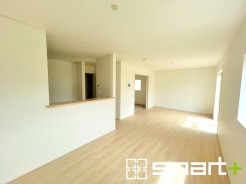 ～窓からたっぷりの陽光～
・穏やかな陽だまりに包まれる居心地の良いＬＤＫは、ご家族が自然と集まる憩いのスペース。
・家事をしながらご家族との会話が楽しめる人気のカウンターキッチンも魅力。
