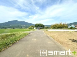 ～十分な広さのある前面道路～
・前面道路は約4ｍございますので、お車でのすれ違いも可能で余計なストレスがかかりません。
・日々お車での移動が多い方には大切なポイントですね。
