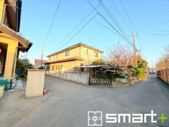 ～十分な広さのある前面道路～
・前面道路は約4ｍございますので、お車でのすれ違いも可能で余計なストレスがかかりません。
・日々お車での移動が多い方には大切なポイントですね。
