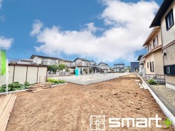 ～ベタ基礎でしっかりとした土台～
・コンクリートの中に鉄筋を配し強度を高めた「ベタ基礎」を採用。
・しっかりとした土台を造ったうえで、その上に建物が築造されていきます。（１号棟）
