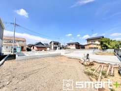 ～ベタ基礎でしっかりとした土台～
・コンクリートの中に鉄筋を配し強度を高めた「ベタ基礎」を採用。
・しっかりとした土台を造ったうえで、その上に建物が築造されていきます。（１号棟）

